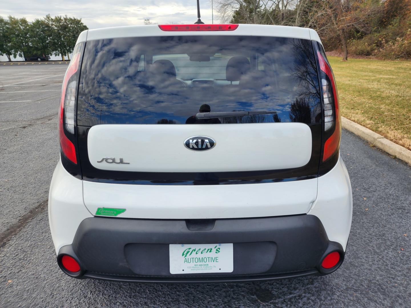 2016 WHITE /Black Kia Soul Base (KNDJN2A2XG7) with an 1.6 4cyl. engine, Automatic transmission, located at 1221 Madison St., Shelbyville, TN, 37160, (931) 680-9439, 0.000000, 0.000000 - Photo#2